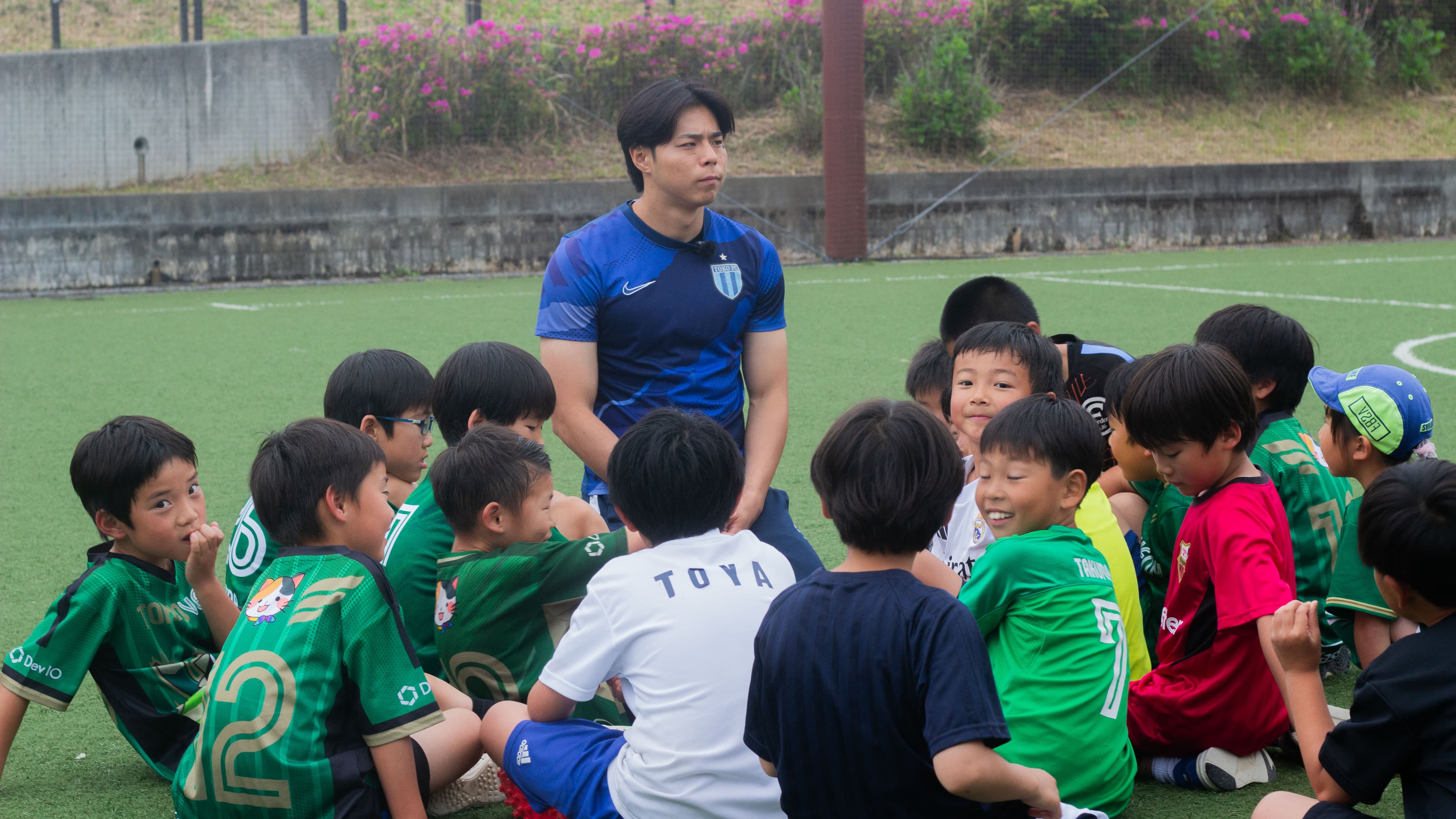 質問コーナーで話す豊田怜央選手