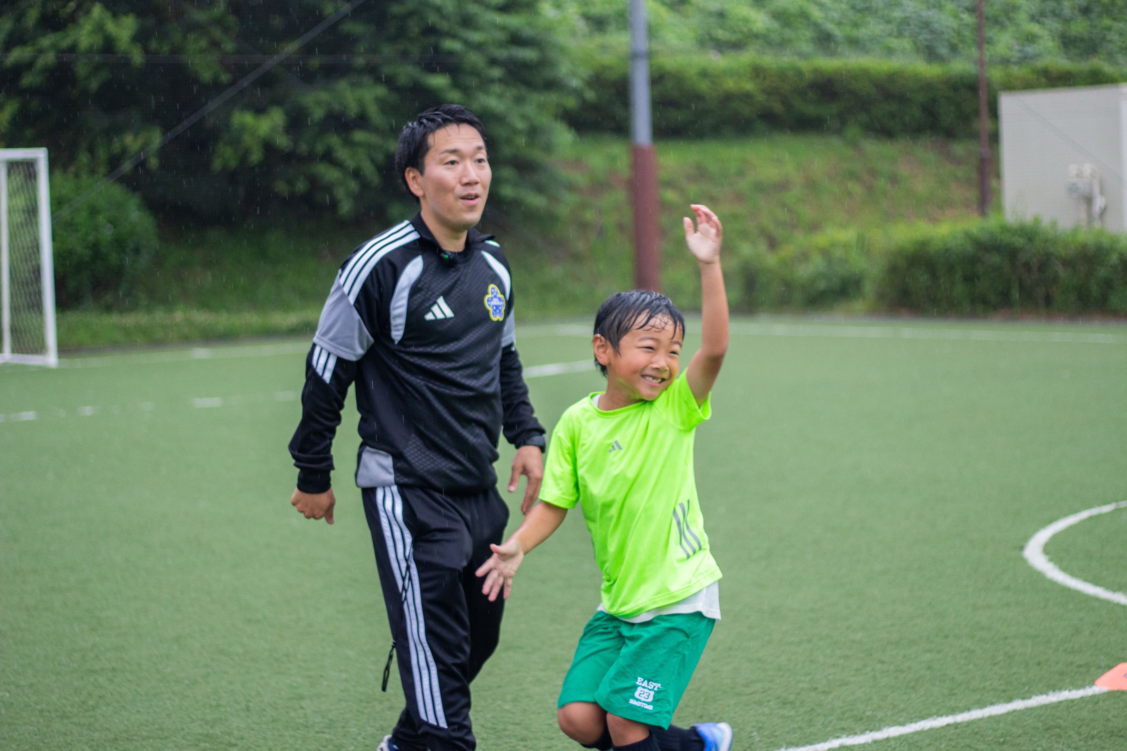 英語を使いながらプレーする子どもたち