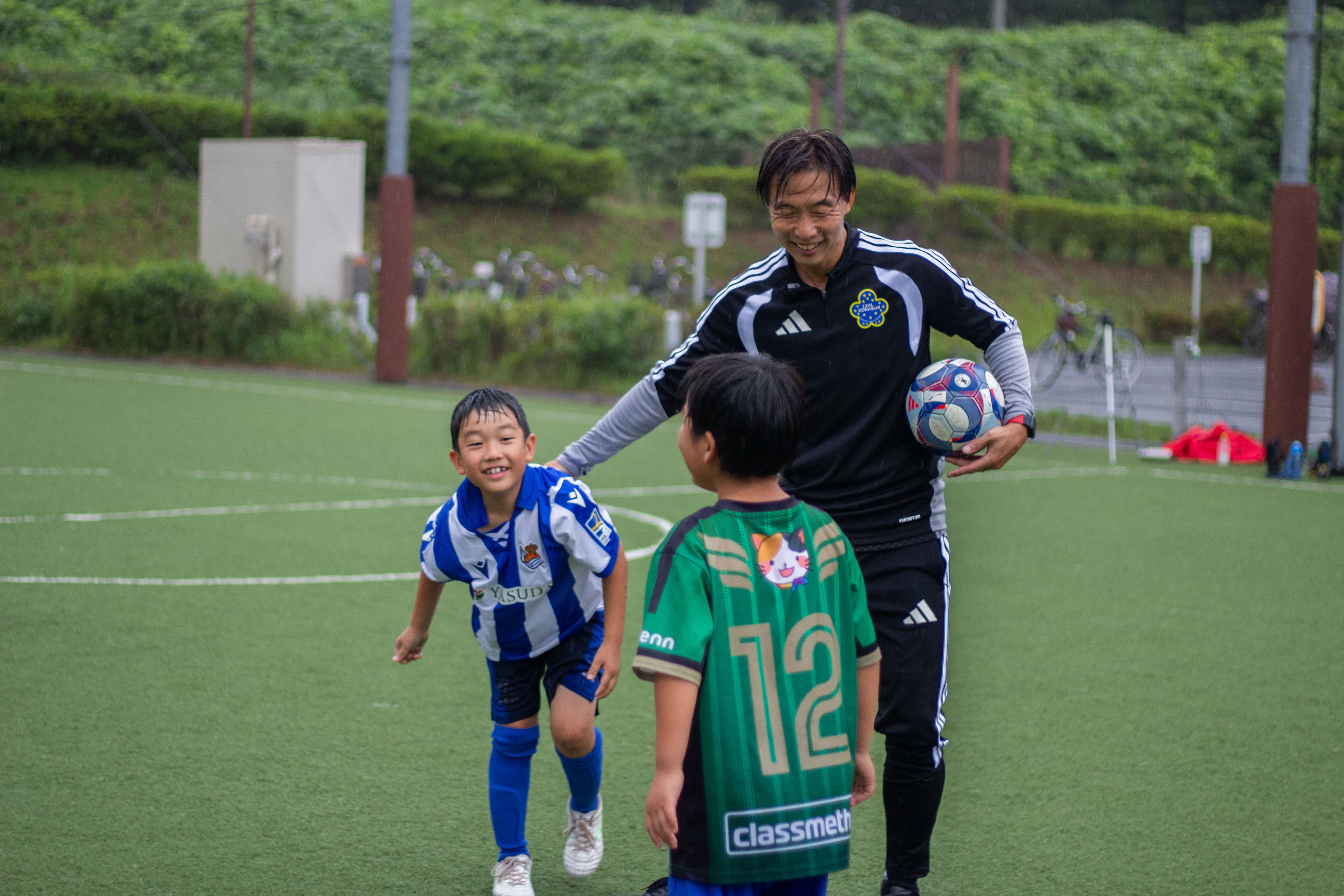 英語を使いながらプレーする子どもたち