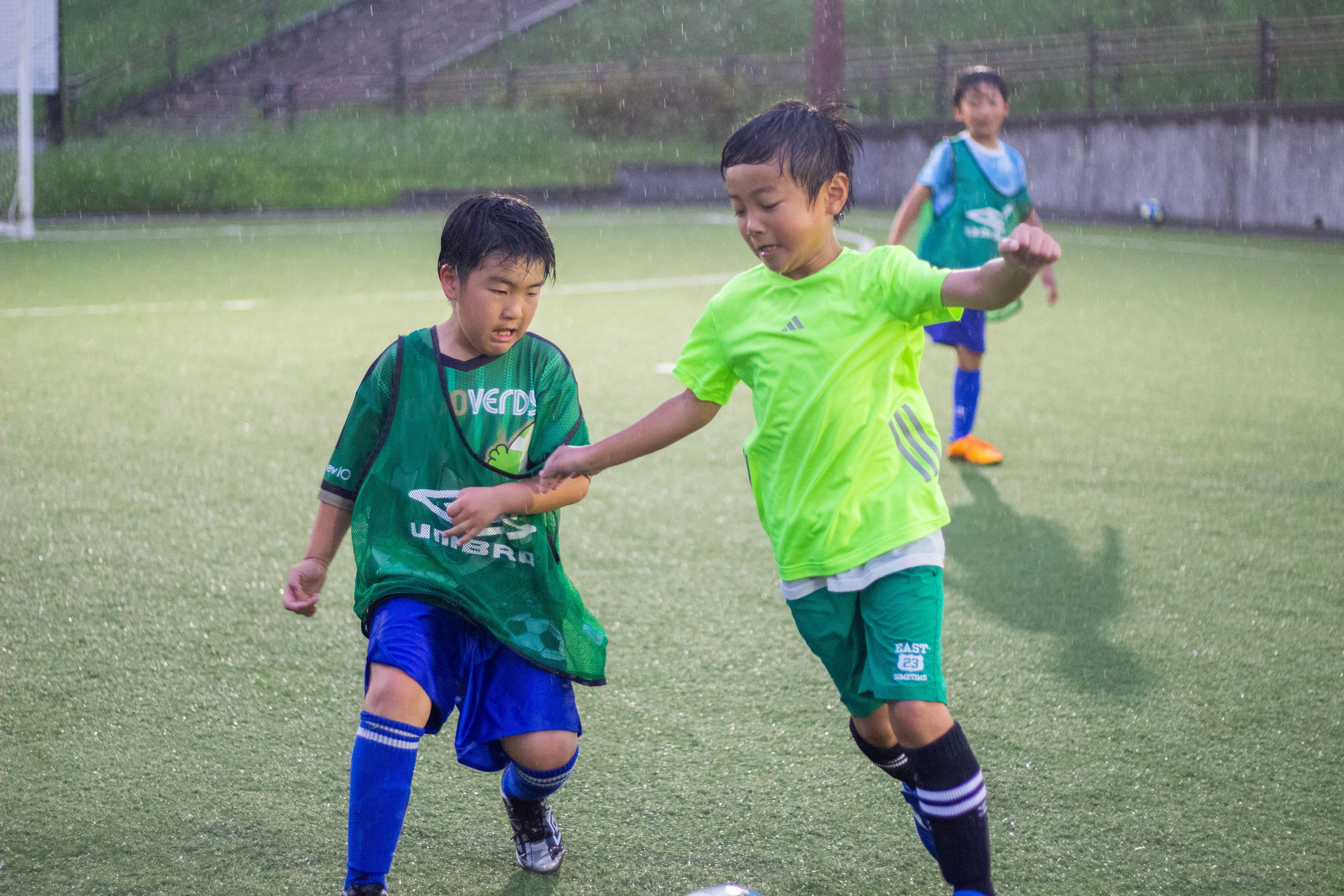 サッカーを通じて英語に触れる子どもたち
