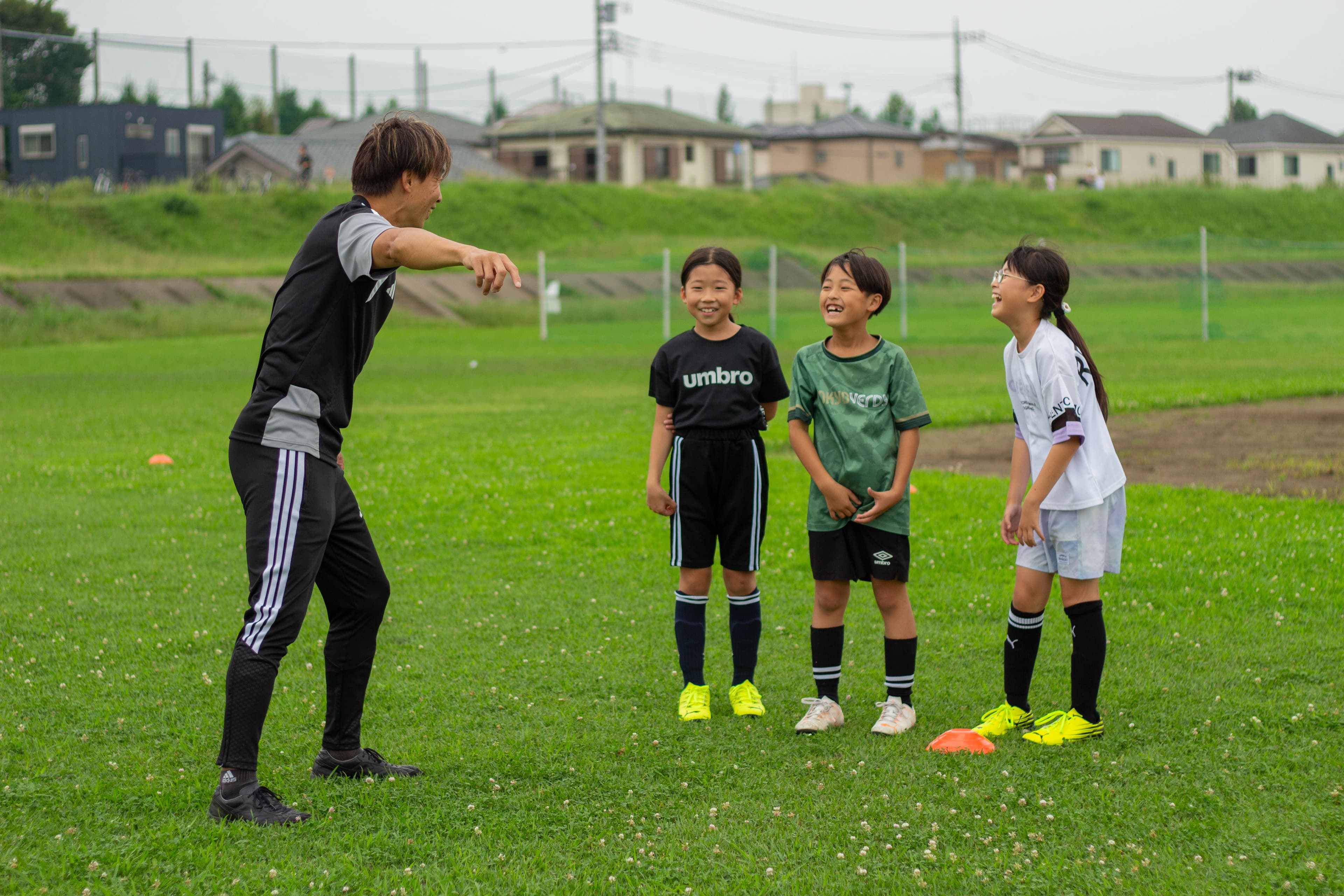 子どもがサッカーで挑戦する様子|LEAL CORASON FOOTBALL SCHOOL 稲城