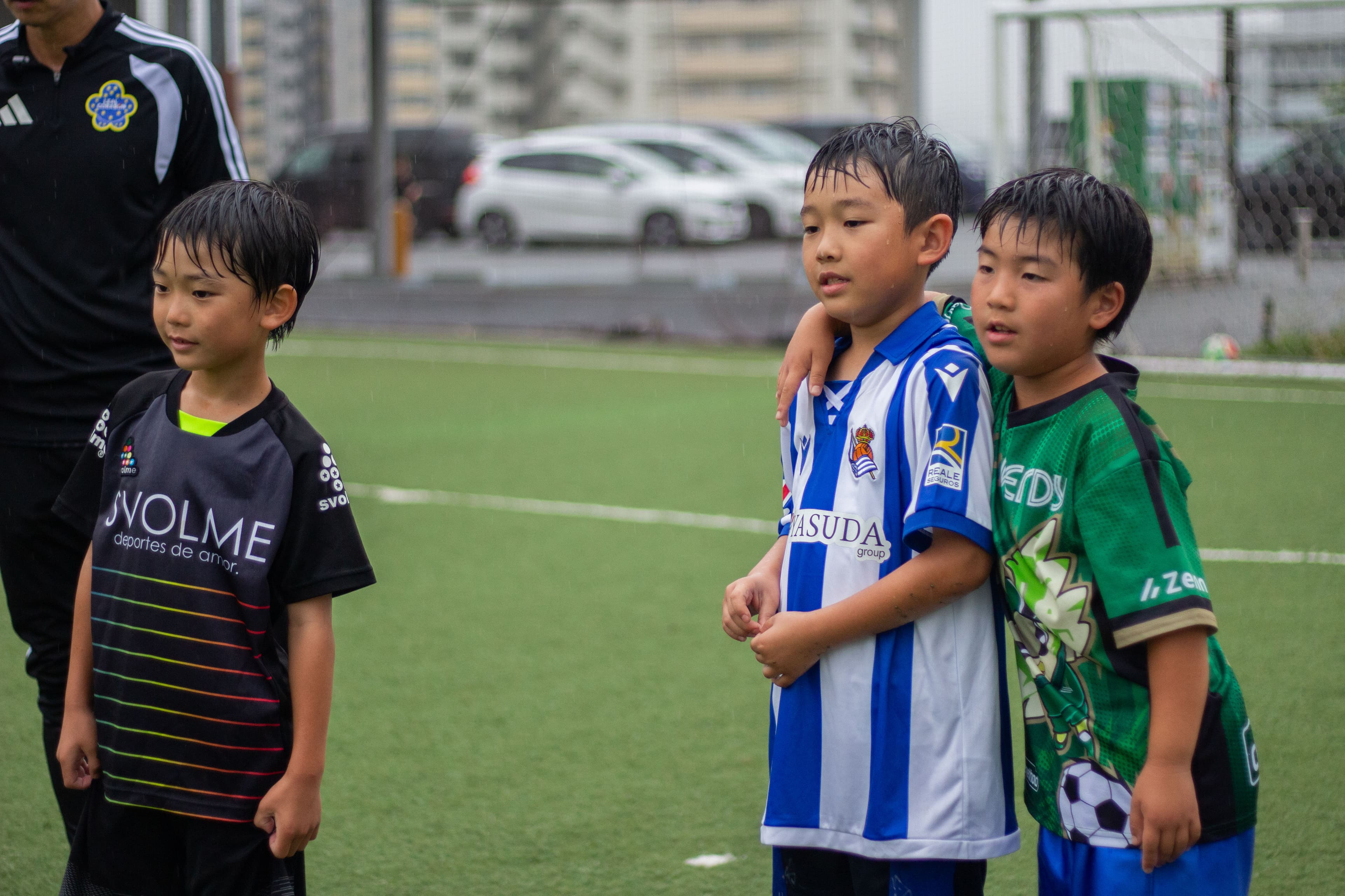 英語イベントで話を聞く子どもたち