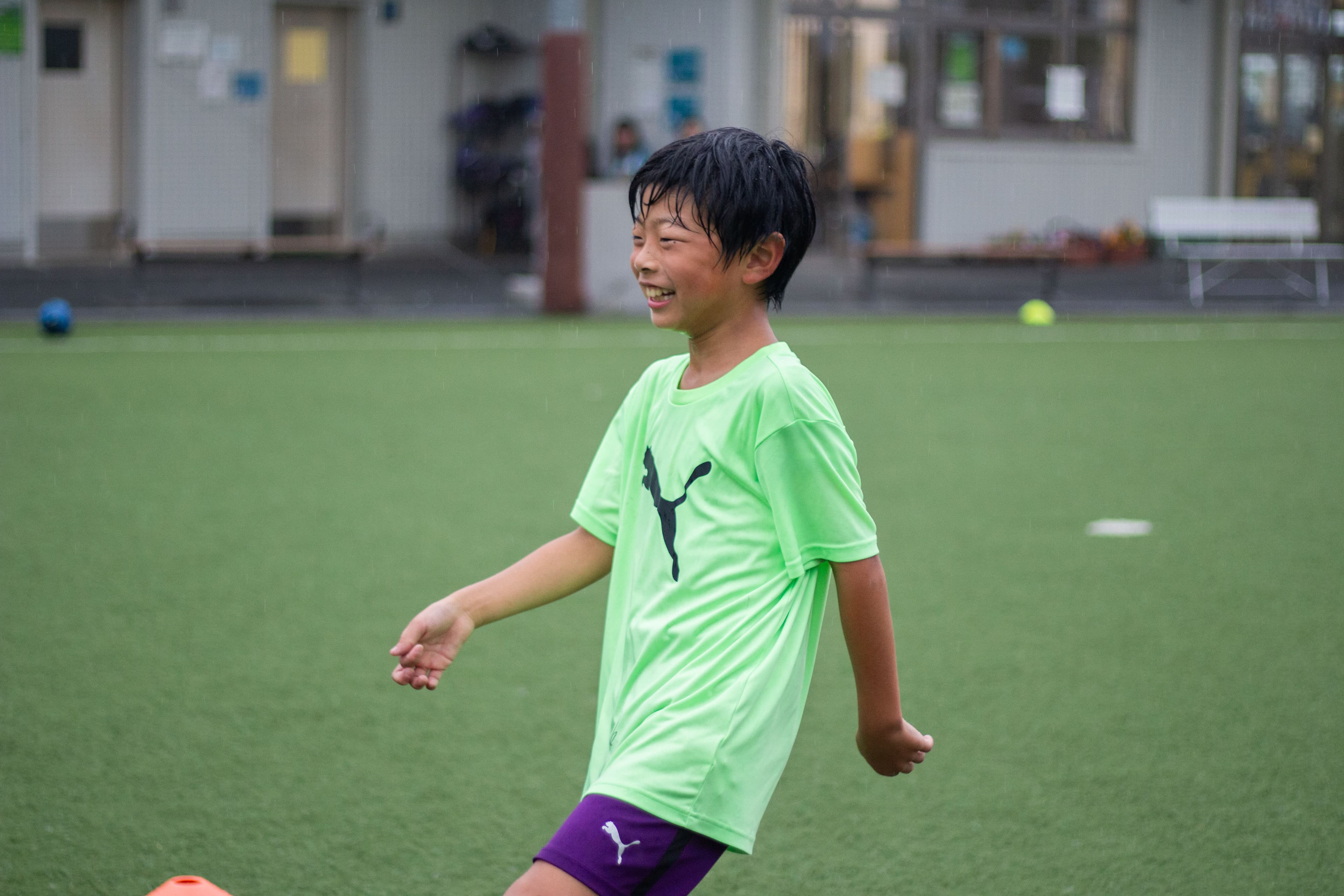 サッカーを通じて英語に触れる子どもたち